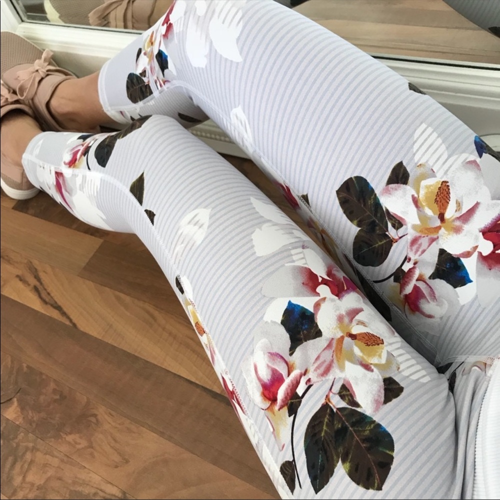 ✨Sale✨Reposh✨Spring Floral Workout Capri